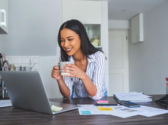 Menschen, die mit Technologie und Notizbüchern arbeiten
