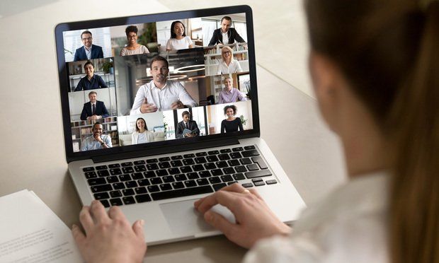 Menschen im Gespräch in einem kreativen Raum