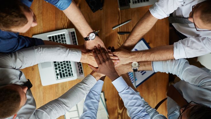 Laptop, Notizbuch und Kaffee auf einem Tisch