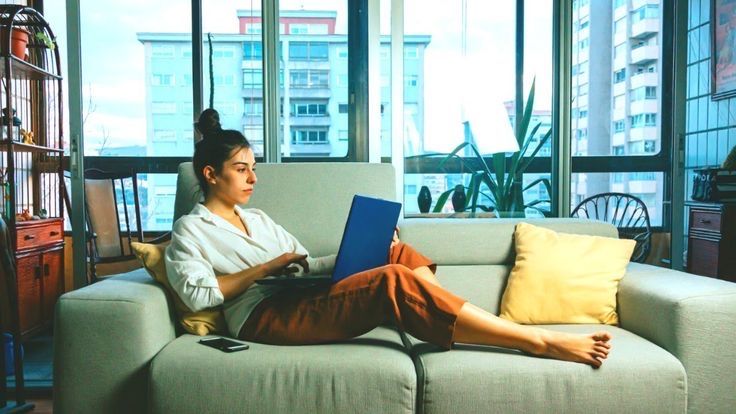 Gemütliche Lese- oder Arbeitsecke auf einem Sofa